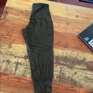 Lululemon crop joggers